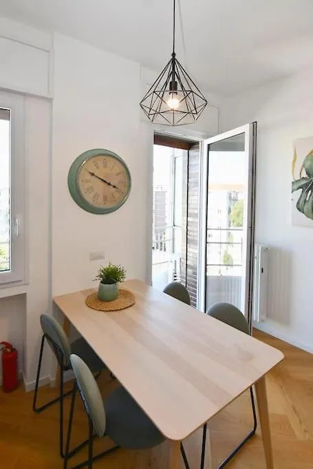 Bande Nere-San Siro Attico Con Terrazzo Apartamento Milão