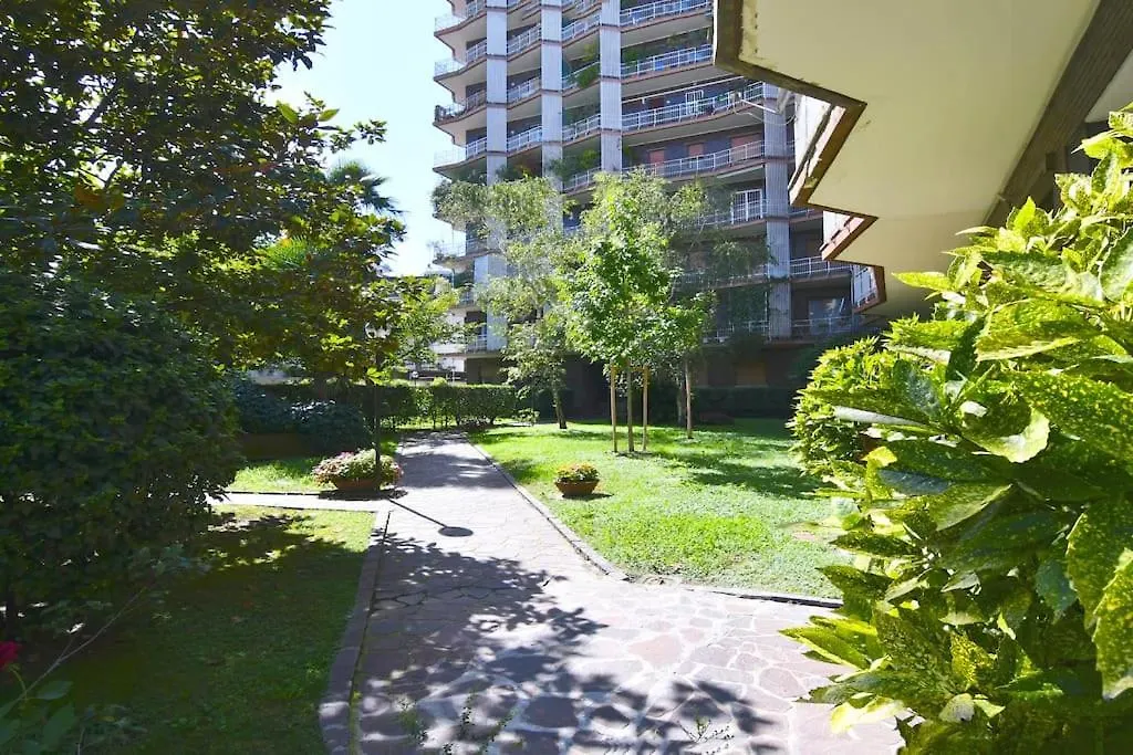 Bande Nere-San Siro Attico Con Terrazzo Apartamento Milão